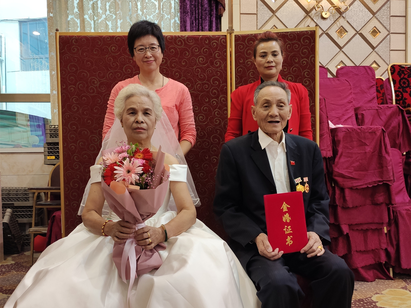 正文主办方为6对金婚伉俪颁发金婚证书,社工也送上了老照片制作而